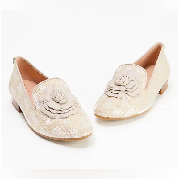 NWB Taryn Rose Woven Floral Loafers in Chalk - Picture 1 of 15